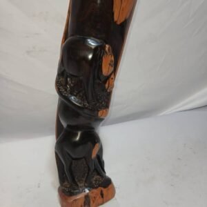 hippopotame et biche sur un bois brut en ébène